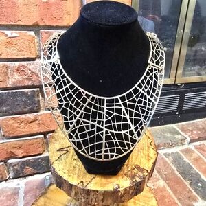 BCBGMAXAZARIA WEB CHOCKER